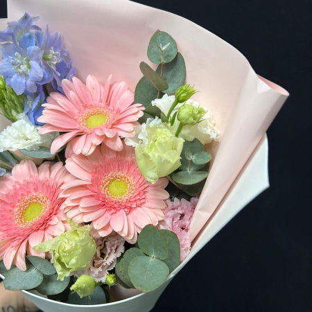 Букет_Розовые герберы и дельфиниум