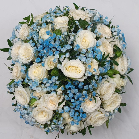 Букет_Кустовые розы с голубой гипсофилой в ящике