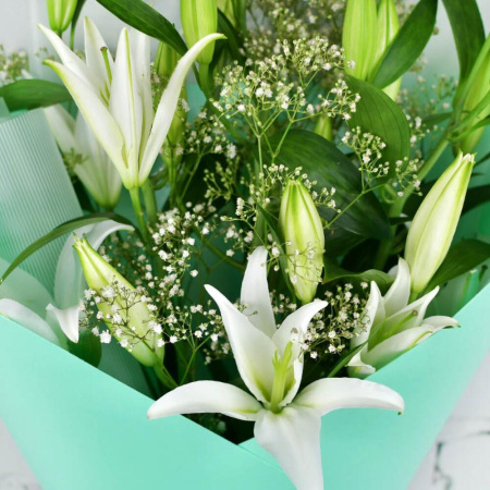 Букет_3 белые лилии с гипсофилой