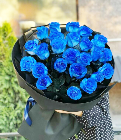 Синяя роза в темной упаковке