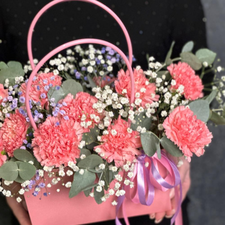 Букет_Розовые гвоздики в сумочке