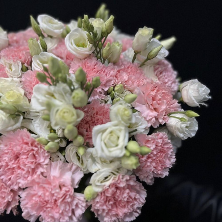 Букет_25 розовых гвоздик с эустомой