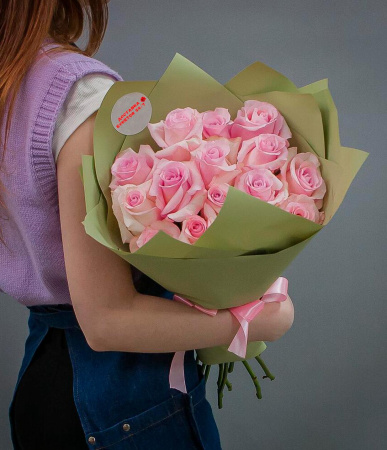 15 розовых роз